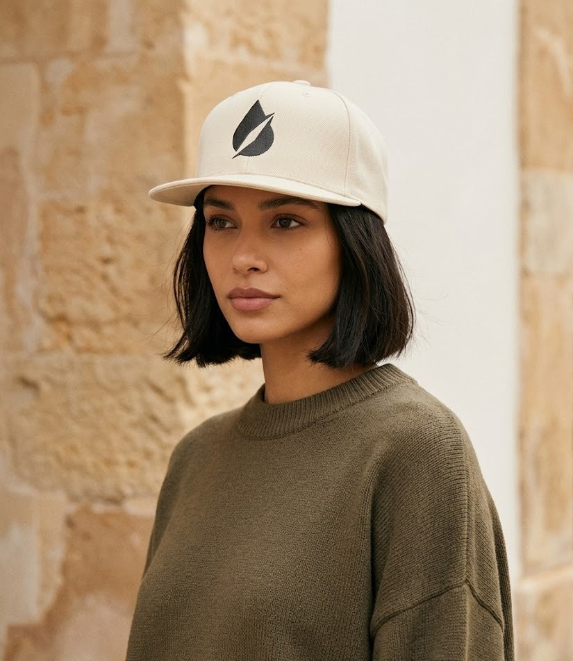 DripCap Snapback Krem - lifestyle model